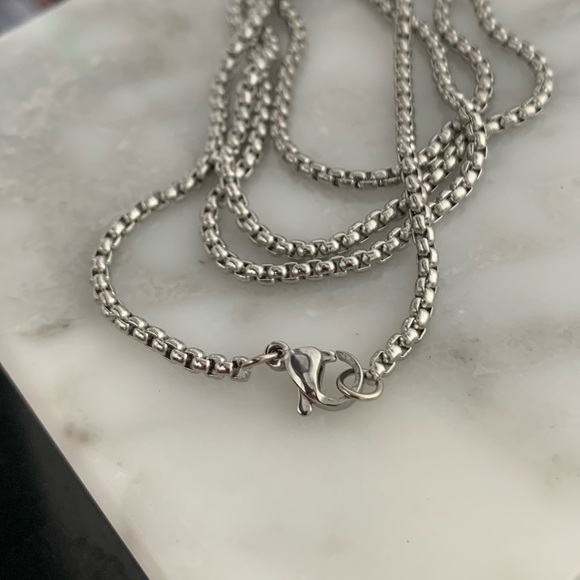 Silver Box Link Chain Necklace in Mint Condition - Picture 3 of 4